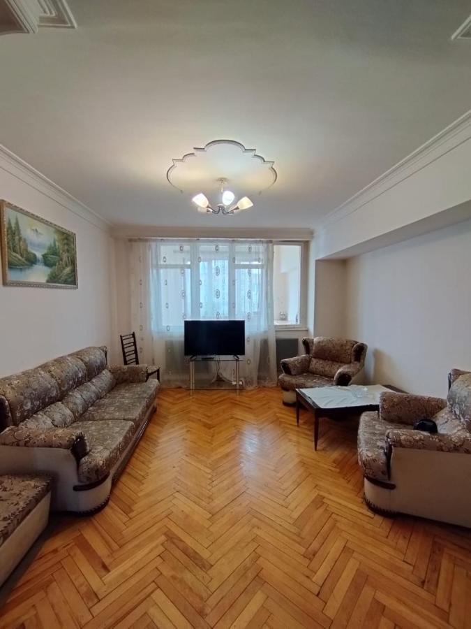 Large Apt Near Republic Square Apartment เยเรวาน ภายนอก รูปภาพ